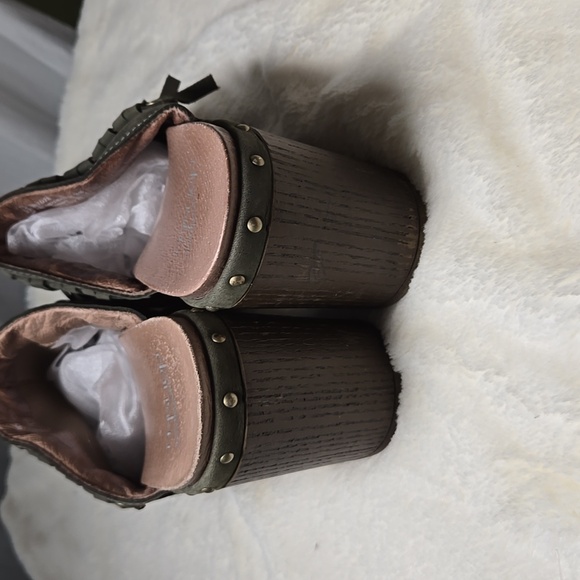 Dansko Green Sueded Fringed Clogs Size 39/ US 8.5/9 - Picture 4 of 8